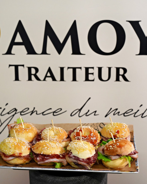 Mini bagel oignons charcuterie, moutarde au miel – 15 pièces