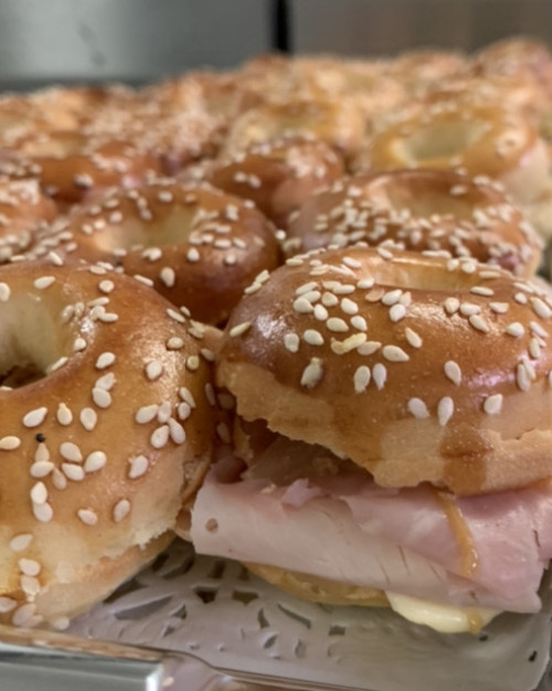 Mini bagel oignons charcuterie, moutarde au miel – 24 pièces