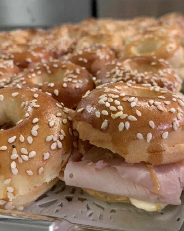 Mini bagel oignons charcuterie, moutarde au miel – 24 pièces