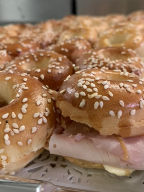 Mini bagel oignons charcuterie, moutarde au miel – 24 pièces