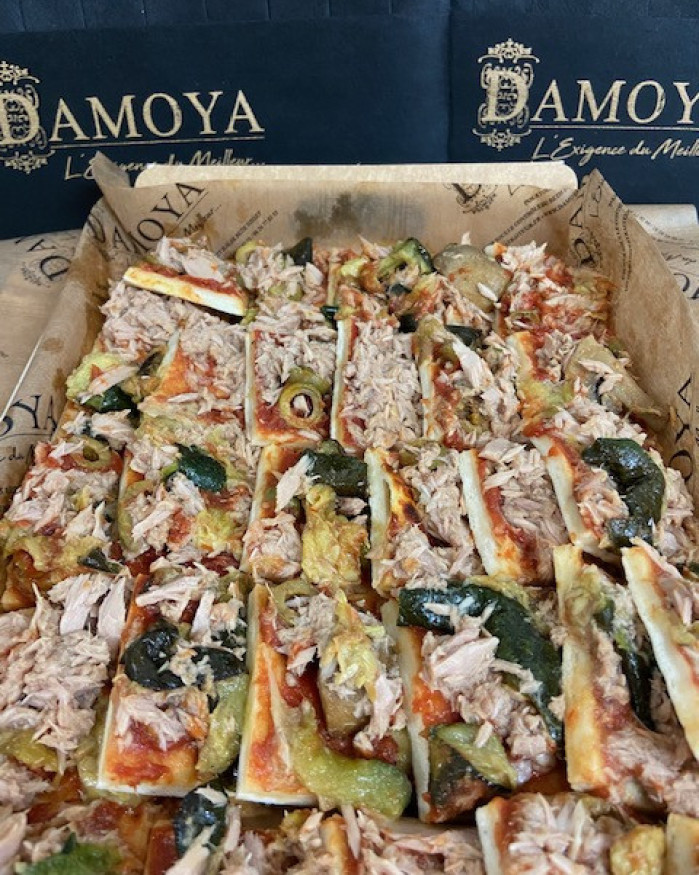 Pizza garnie légumes grillés et thon - 69 Pièces ( servi en 3 plateaux ) 