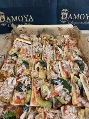 Pizza garnie légumes grillés et thon - 69 Pièces ( servi en 3 plateaux ) 