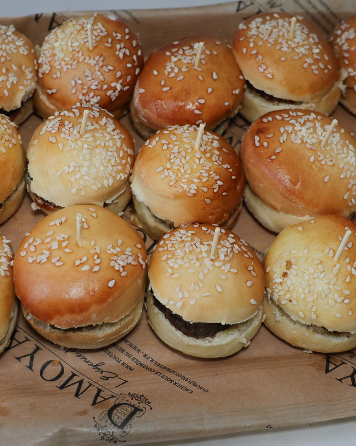 Mini burger oignons caramélisés – 15 pièces