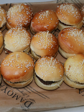 Mini burger oignons caramélisés – 15 pièces