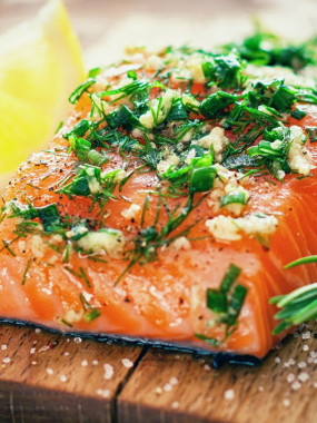 Pavé de saumon à l’orientale, accompagné de riz safrané